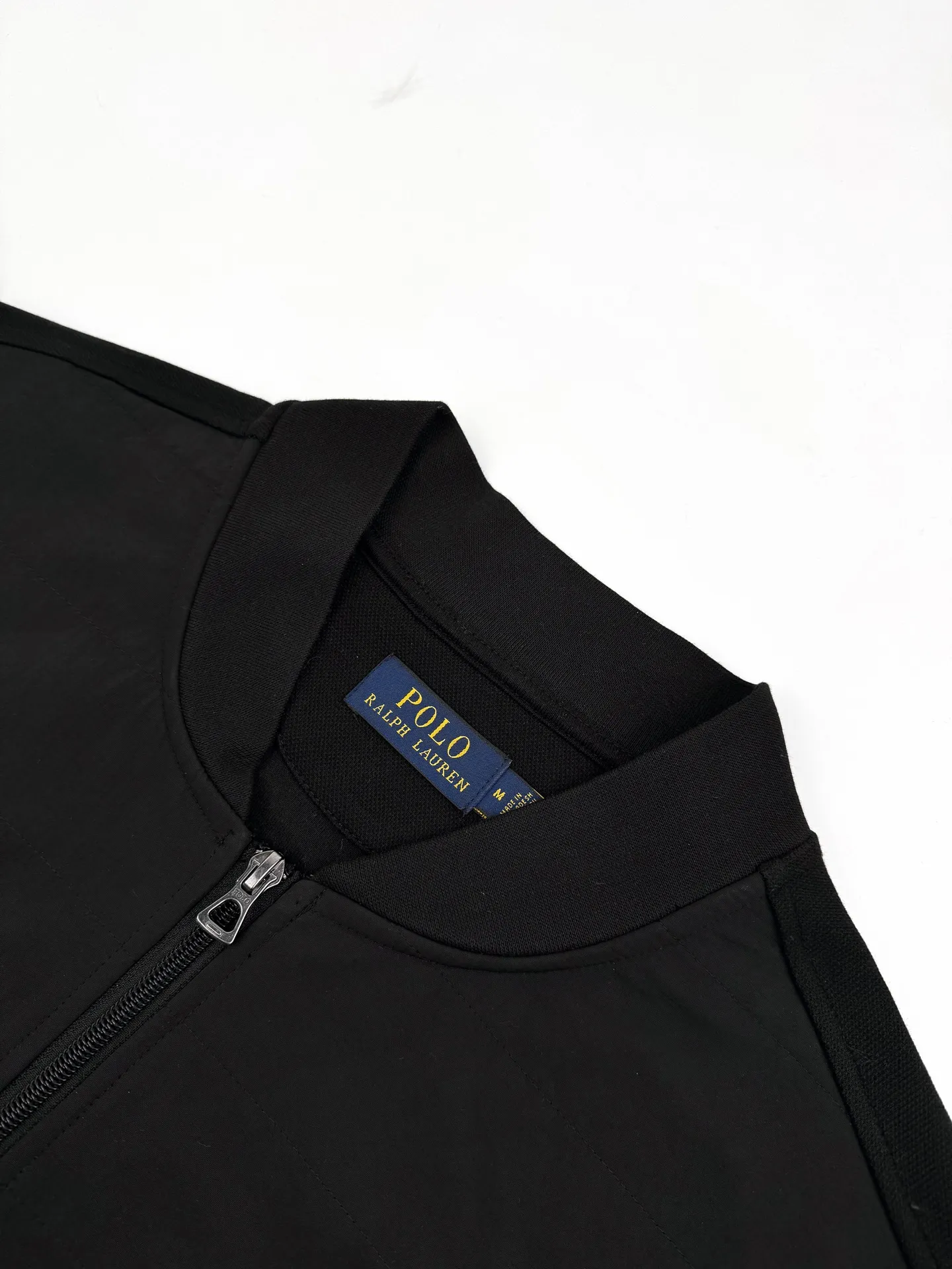 P490 Ralph Lauren Logo Baseball Collar Cotton Jacket. Customized cloud-like double-sided velvet. Excellent texture. Comfortable and close to the skin. Matte obsidian black on the front exudes an innate sense of luxury. Microvelvet touch on the reverse hides the temperature. The black layers appear on their own. The front groove is quilted with military-grade wiring to outline the three-dimensional skeleton. The exquisite pony logo embellishes the chest. Low-key and powerful. The left sleeve hidden pocket hides the edge. The collar chain linkage layered design is effortlessly advanced. The golden ratio of lightness and warmth, warm but not heavy, heavy but not stiff. Process 1: Using imported machine embroidery technology, using advanced computer control systems and precision mechanical components to achieve the iconic pony embroidery operation with high precision and smooth and delicate lines. Process 2: Needle and shuttle splicing technology can make full use of the respective advantages of knitted fabrics and woven fabrics. By choosing the appropriate sewing process and stitches, the splicing parts can be ensured to be strong and beautiful. Process 3: Template machine bag opening. The preset template guides the position of opening the bag. The accuracy of shape and size ensures the quality of the bag opening. Accessories: Customized 1:1 Ralph Lauren snap button. Customized 1:1 Ralph Lauren zipper. Customized 1:1 Ralph Lauren trademark. Version: Loose version. Size: S M L XL. Style number: 25369.